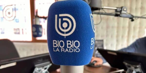Salvador Schwartzmann, histórico periodista de Radio Bío Bío, durante una de sus participaciones en la emisora.