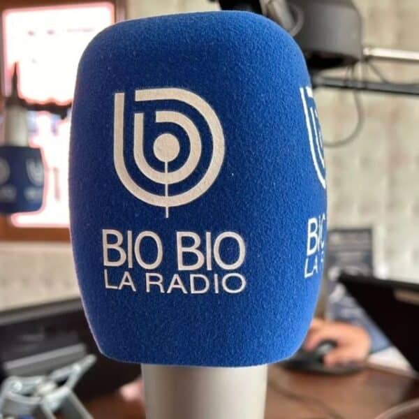 Salvador Schwartzmann, histórico periodista de Radio Bío Bío, durante una de sus participaciones en la emisora.