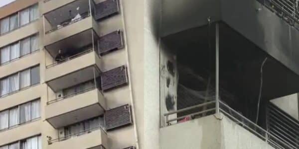 Personal de emergencia frente al edificio afectado por un incendio en calle Salesianos, San Miguel.