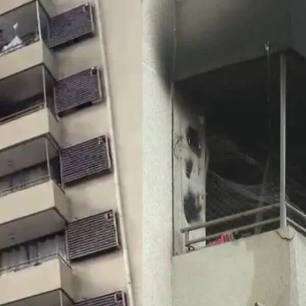 Personal de emergencia frente al edificio afectado por un incendio en calle Salesianos, San Miguel.
