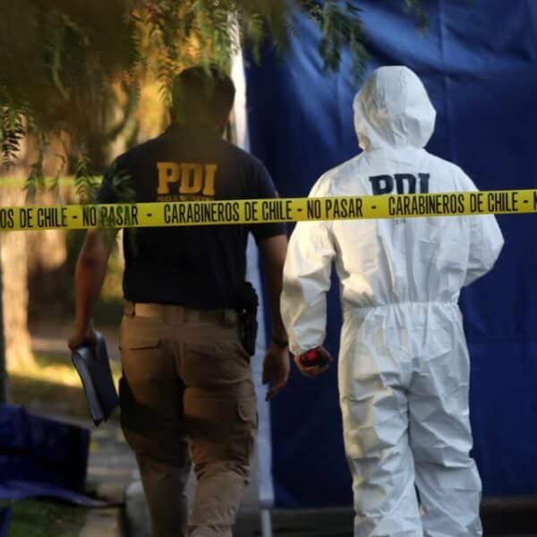 Imagen general de una calle de Santiago vinculada a una investigación policial; propuesta pendiente de seleccionar y verificar.