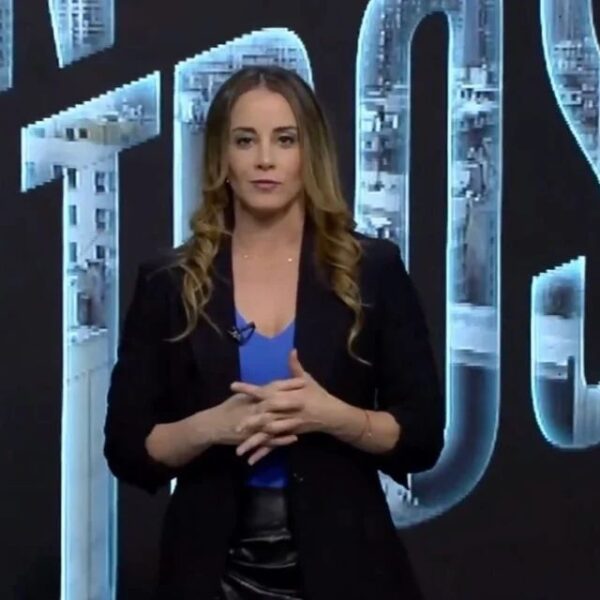 Mara Sedini durante la conducción de Sin Filtros, programa político que enfrenta versiones sobre su continuidad.