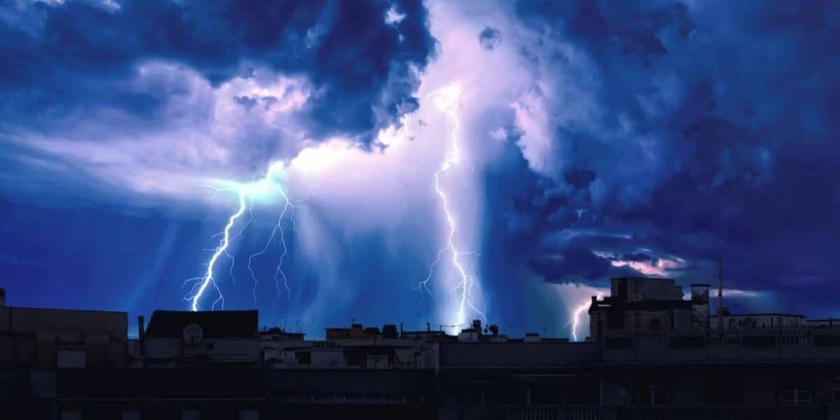 Un sistema frontal llegará a Chile con lluvias, tormentas eléctricas, viento y nieve en la cordillera, afectando al centro-sur durante el primer fin de semana de octubre.
