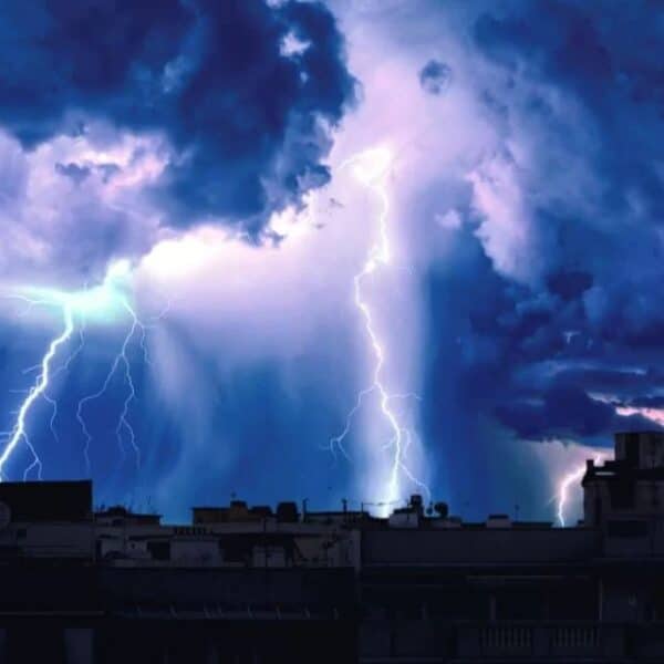 Un sistema frontal llegará a Chile con lluvias, tormentas eléctricas, viento y nieve en la cordillera, afectando al centro-sur durante el primer fin de semana de octubre.