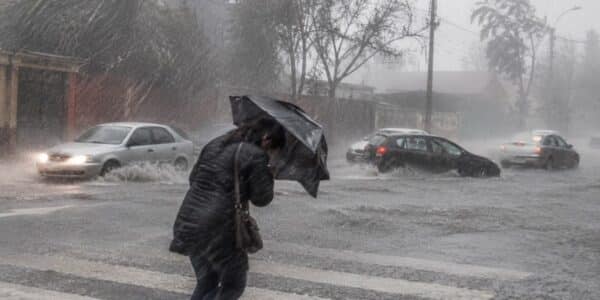 Calles bajo la lluvia y el viento por el paso del sistema frontal en la zona centro-sur de Chile