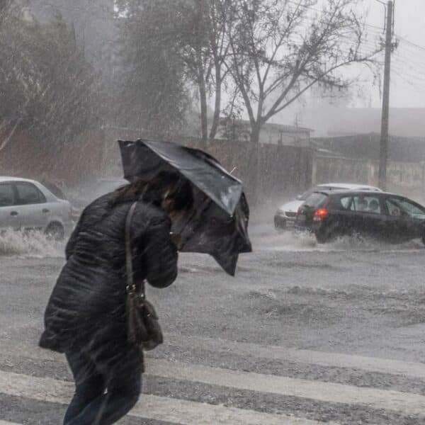 Calles bajo la lluvia y el viento por el paso del sistema frontal en la zona centro-sur de Chile