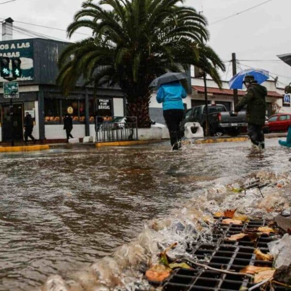 Nubes de tormenta sobre la ciudad de Santiago: un nuevo sistema frontal podría traer de vuelta la lluvia a la capital a fines de semana.
