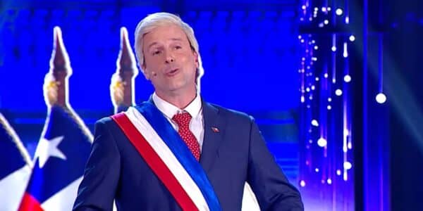 Stefan Kramer realiza una imitación de Álvaro Salas durante su rutina en el programa Coliseo de Mega.