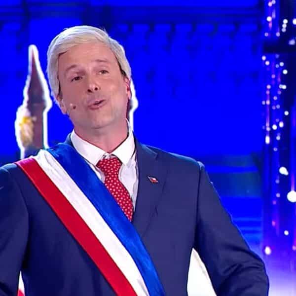 Stefan Kramer realiza una imitación de Álvaro Salas durante su rutina en el programa Coliseo de Mega.