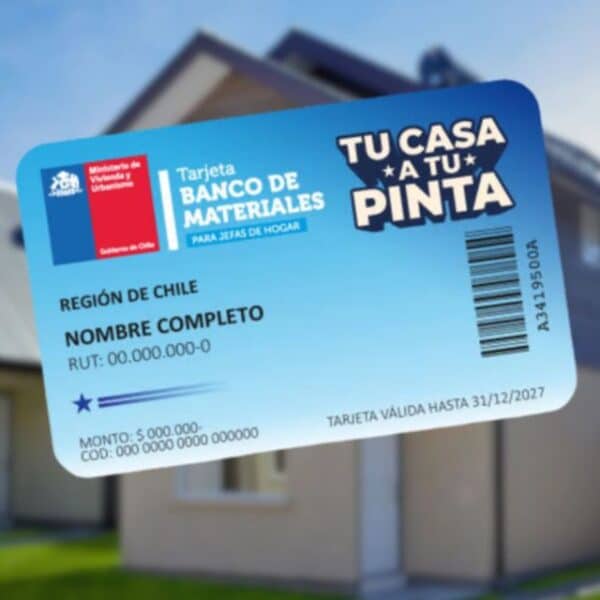 Mujer revisa alternativas de mejoramiento para su vivienda mediante la Tarjeta Banco de Materiales del Minvu.