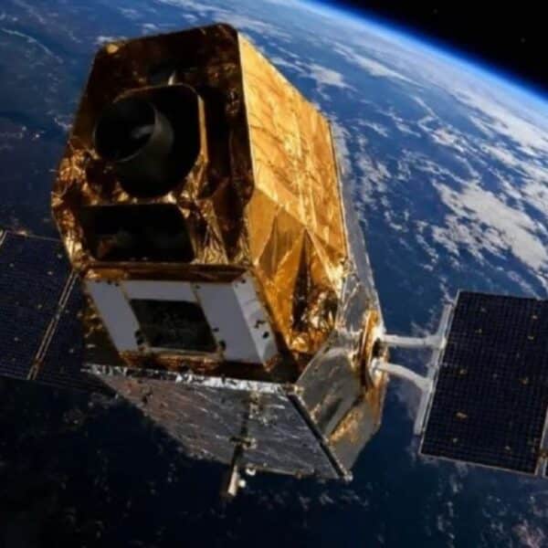 Ilustración oficial del telescopio Swift de la NASA orbitando la Tierra antes de iniciar su reingreso atmosférico.