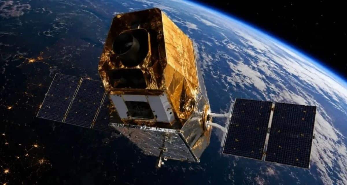 Ilustración oficial del telescopio Swift de la NASA orbitando la Tierra antes de iniciar su reingreso atmosférico.