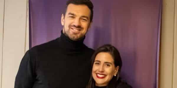 Tomás Vodanovic muestra su medalla junto a Macarena Ripamonti en la Maratón de Viña del Mar.