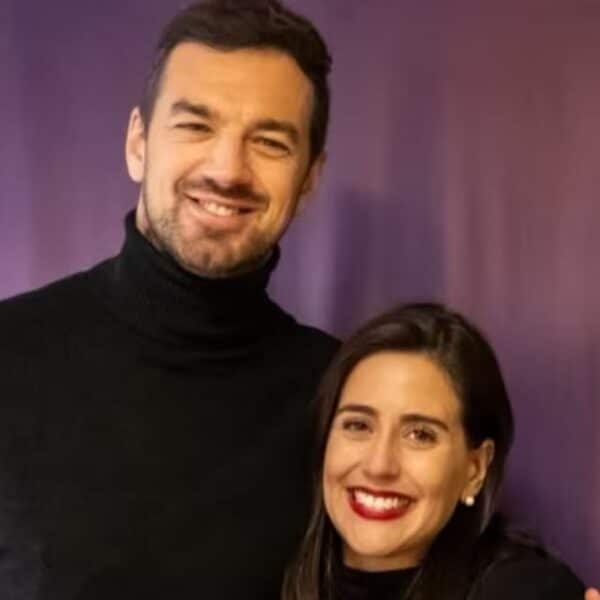 Tomás Vodanovic muestra su medalla junto a Macarena Ripamonti en la Maratón de Viña del Mar.