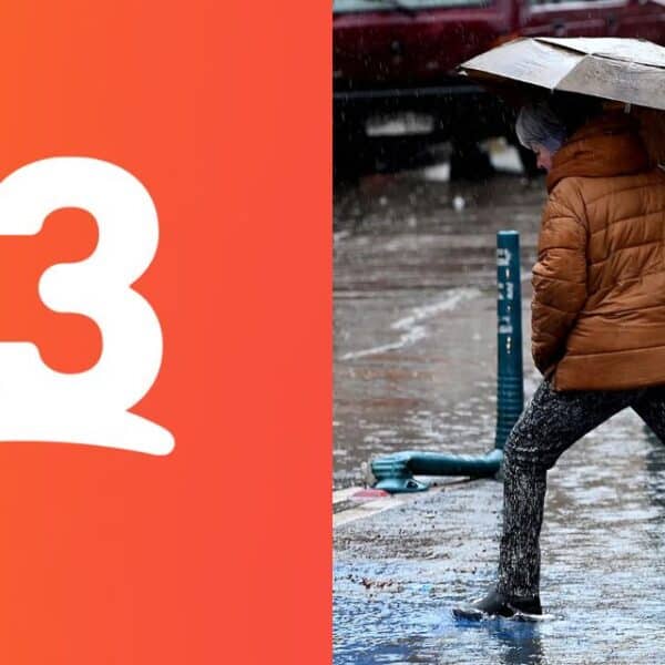 Calles de Santiago bajo intensa lluvia y granizo durante la tormenta de este miércoles, que provocó inundaciones en diversos puntos de la capital, incluidas instalaciones de canales de televisión