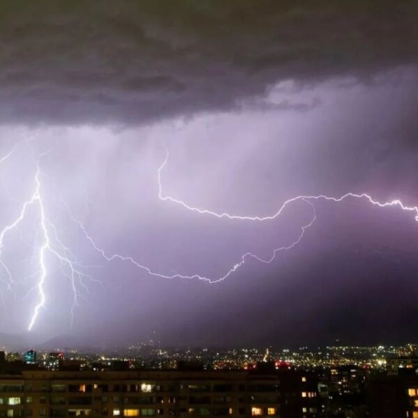 Tormentas eléctricas iluminan el cielo durante un episodio de inestabilidad atmosférica, fenómeno previsto en distintas zonas de Chile.