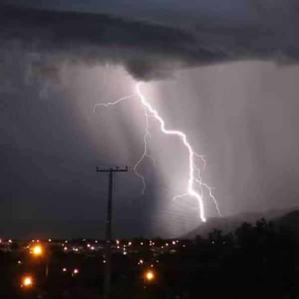 Cielo nublado sobre la Región Metropolitana durante el paso de un sistema frontal, mientras la Dirección Meteorológica de Chile mantiene una alerta para siete regiones del país