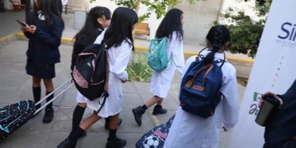 Estudiantes salen de un establecimiento educacional mientras se acerca el inicio de las vacaciones de verano en Chile.