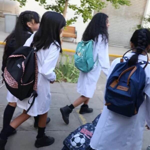 Estudiantes salen de un establecimiento educacional mientras se acerca el inicio de las vacaciones de verano en Chile.