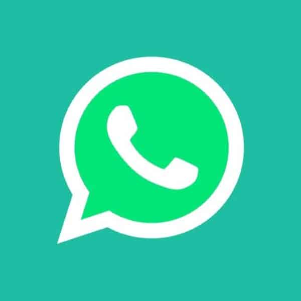 Persona revisando la aplicación WhatsApp en un celular, imagen referencial de los nuevos requisitos de compatibilidad de la app de mensajería.