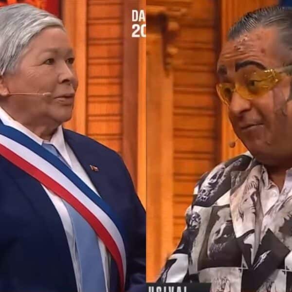 Yerko Puchento durante una rutina de El Club de la Comedia, donde protagonizó una entrevista humorística a una representación del Presidente Kast.