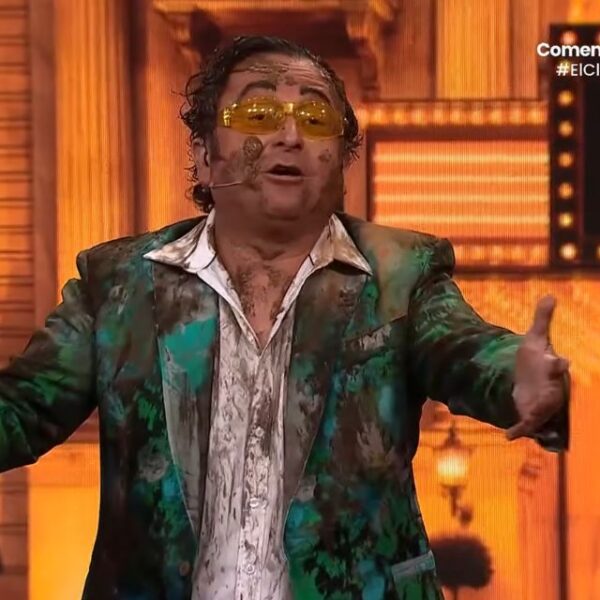 Daniel Alcaíno caracterizado como Yerko Puchento durante una rutina en El Club de la Comedia de Chilevisión.
